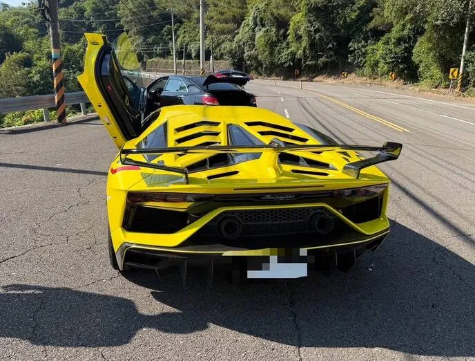 台3線獅潭車禍 藍寶堅尼與轎車碰撞無人傷 cover
