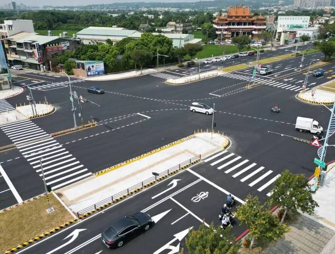 台中環中路大路口改造完工 庇護島護行人 cover