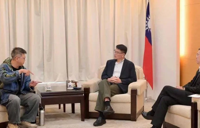 卡米地場地遭潑糞恐嚇 陸委會接見相聲演員黃逸豪 cover