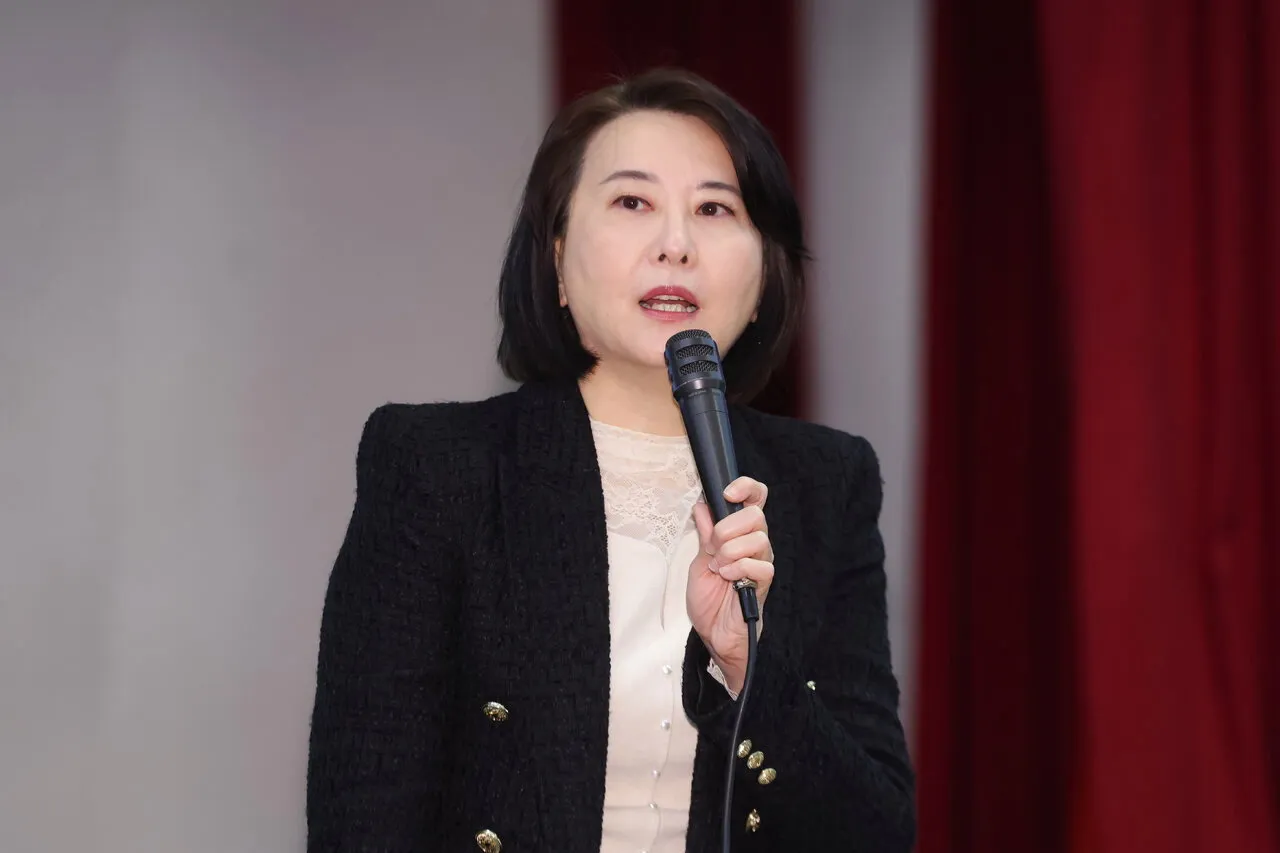 徐佳青被控帶兒出訪圖利家人 王鴻薇：政府應查清楚 cover